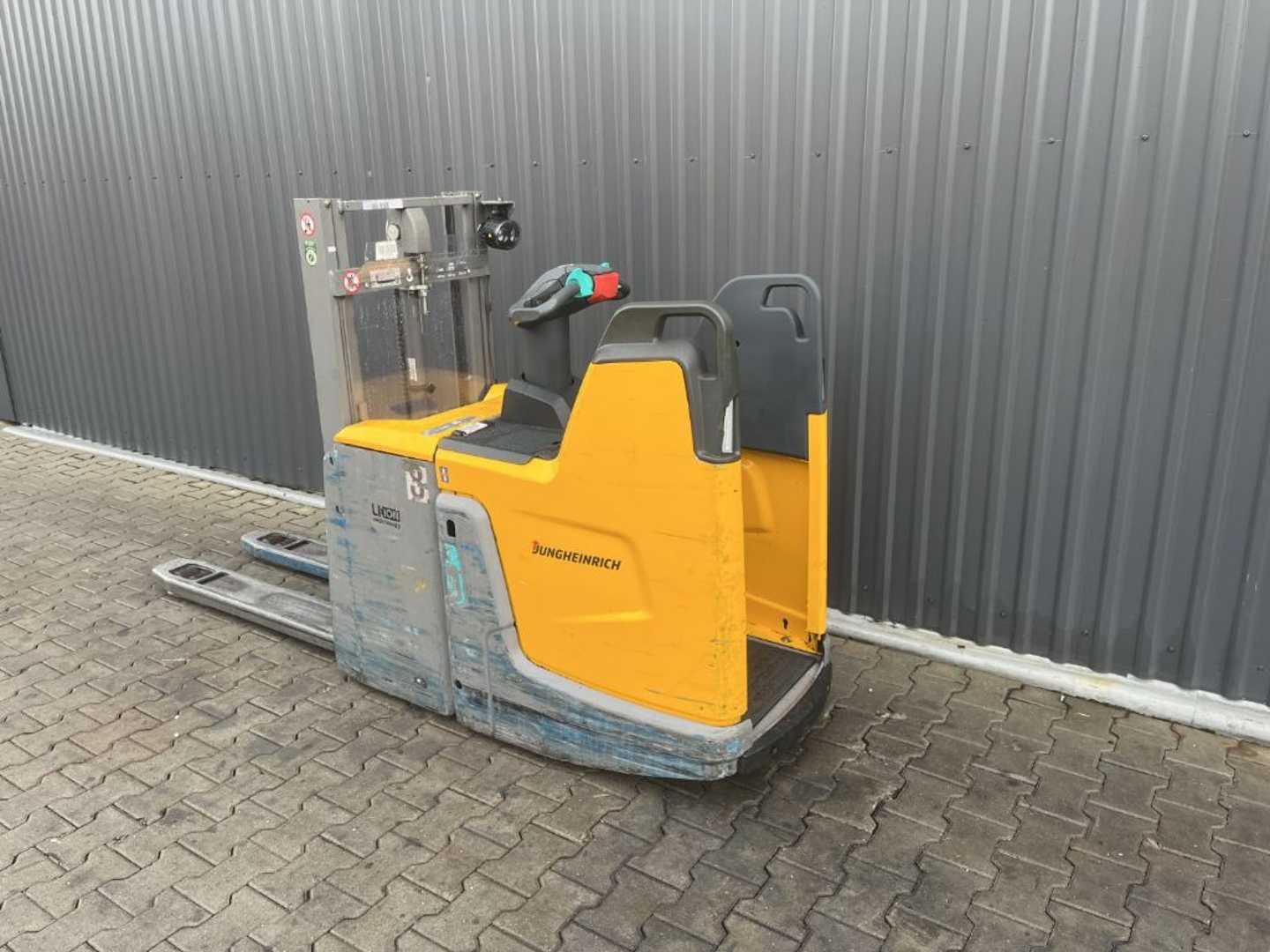 Used Forklift Jungheinrich ERD220 Balstdakšu krautņotāja vadītāja stāvplatforma (vai līdzbraucēja platforma) (Image 3) Used Forklift Jungheinrich ERD220 Balstdakšu krautņotāja vadītāja stāvplatforma (vai līdzbraucēja platforma) (Image 3)