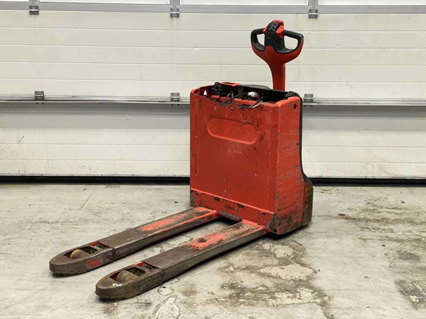 Used Forklift Linde T16 Balstdakšu krautņotāja vadītāja stāvplatforma (vai līdzbraucēja platforma) (Image 1) Used Forklift Linde T16 Balstdakšu krautņotāja vadītāja stāvplatforma (vai līdzbraucēja platforma) (Image 1)