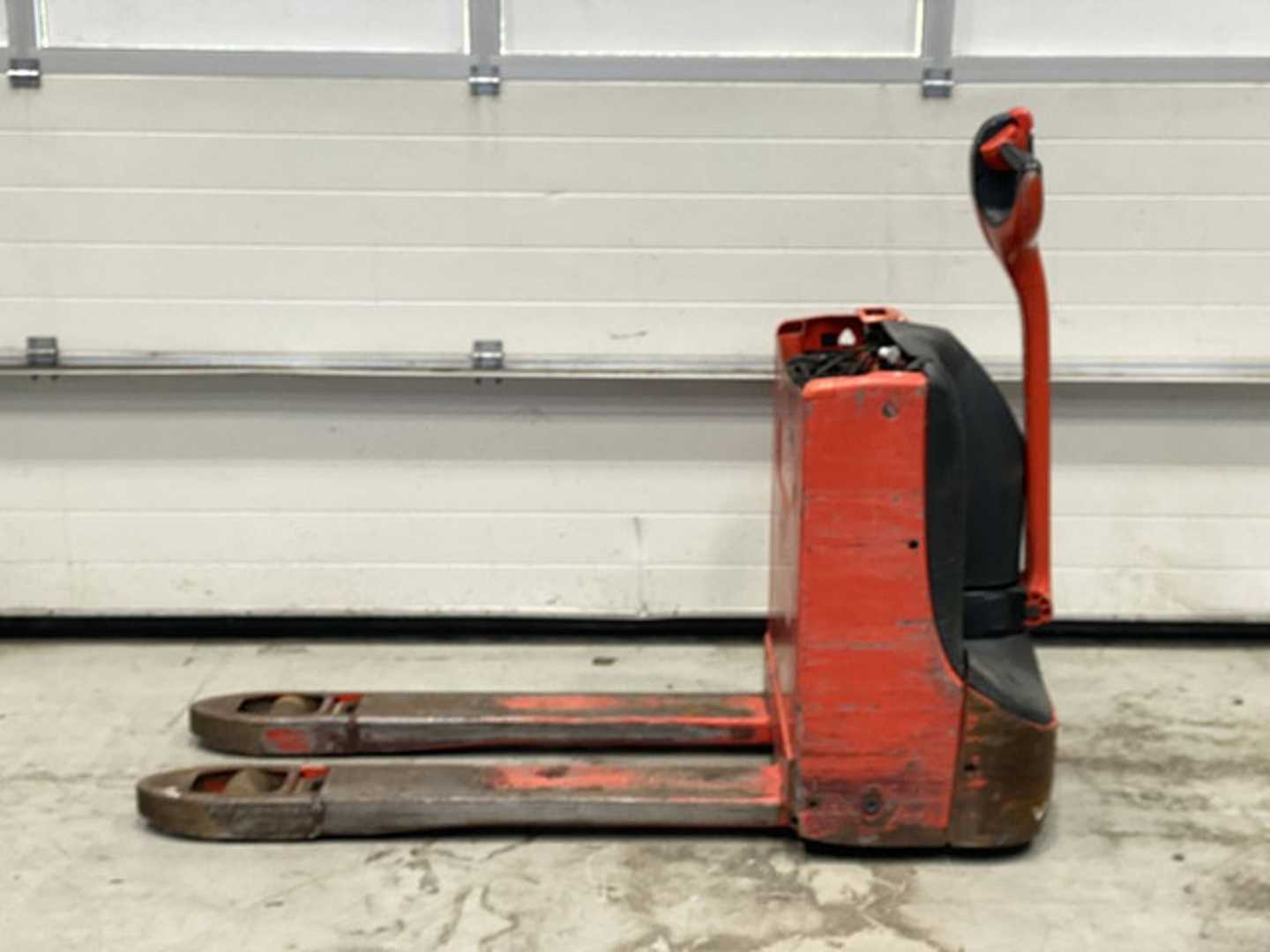 Used Forklift Linde T16 Balstdakšu krautņotāja vadītāja stāvplatforma (vai līdzbraucēja platforma) (Image 2) Used Forklift Linde T16 Balstdakšu krautņotāja vadītāja stāvplatforma (vai līdzbraucēja platforma) (Image 2)