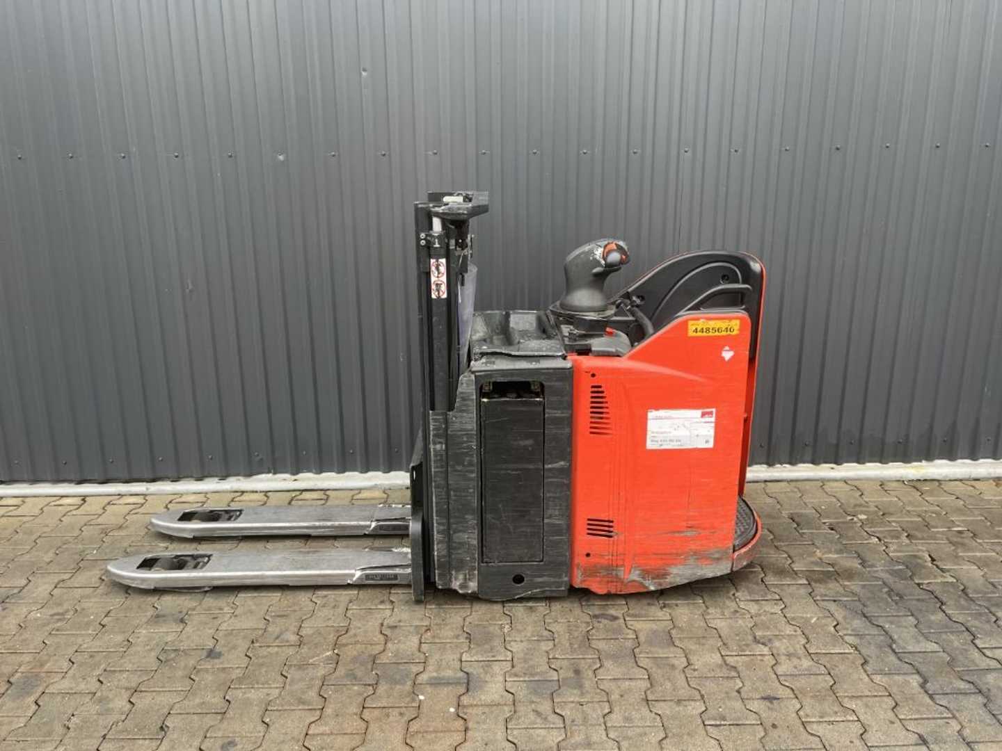Used Forklift Linde D12SP Balstdakšu krautņotāja vadītāja stāvplatforma (vai līdzbraucēja platforma) (Image 2) Used Forklift Linde D12SP Balstdakšu krautņotāja vadītāja stāvplatforma (vai līdzbraucēja platforma) (Image 2)