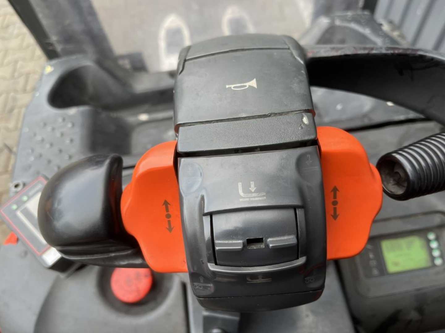 Used Forklift Linde D12SP Balstdakšu krautņotāja vadītāja stāvplatforma (vai līdzbraucēja platforma) (Image 9) Used Forklift Linde D12SP Balstdakšu krautņotāja vadītāja stāvplatforma (vai līdzbraucēja platforma) (Image 9)