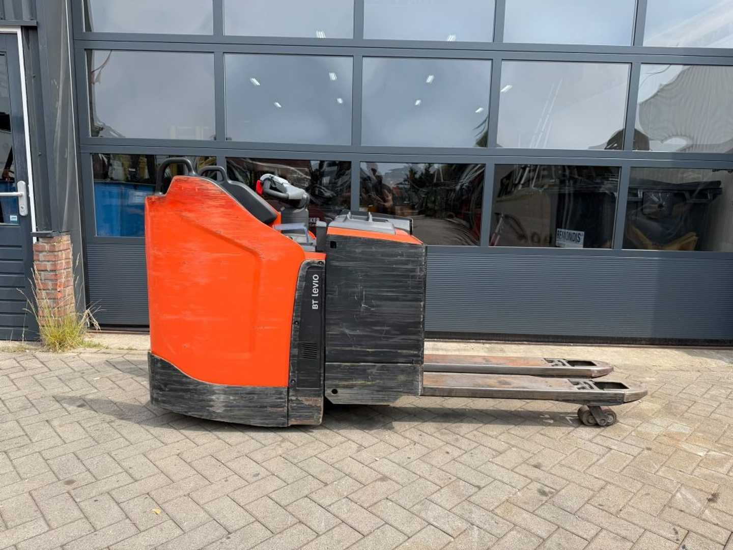 Used Forklift Toyota LPE250 Balstdakšu krautņotāja vadītāja stāvplatforma (vai līdzbraucēja platforma) (Image 1)