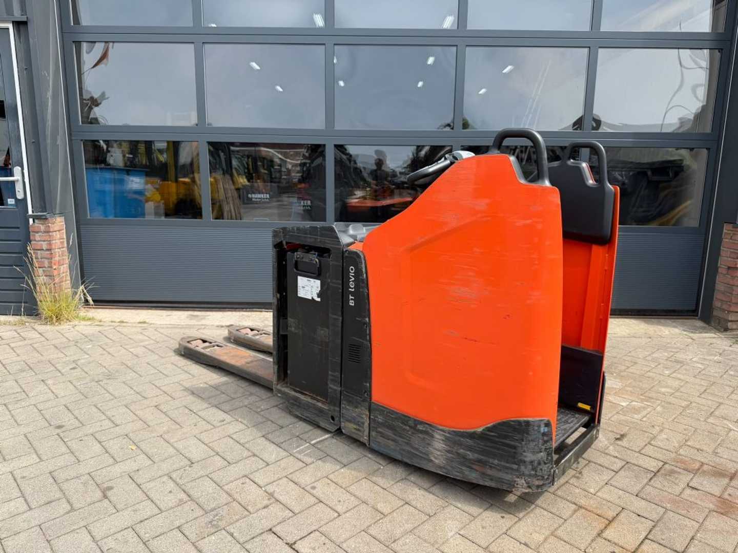 Used Forklift Toyota LPE250 Balstdakšu krautņotāja vadītāja stāvplatforma (vai līdzbraucēja platforma) (Image 2)