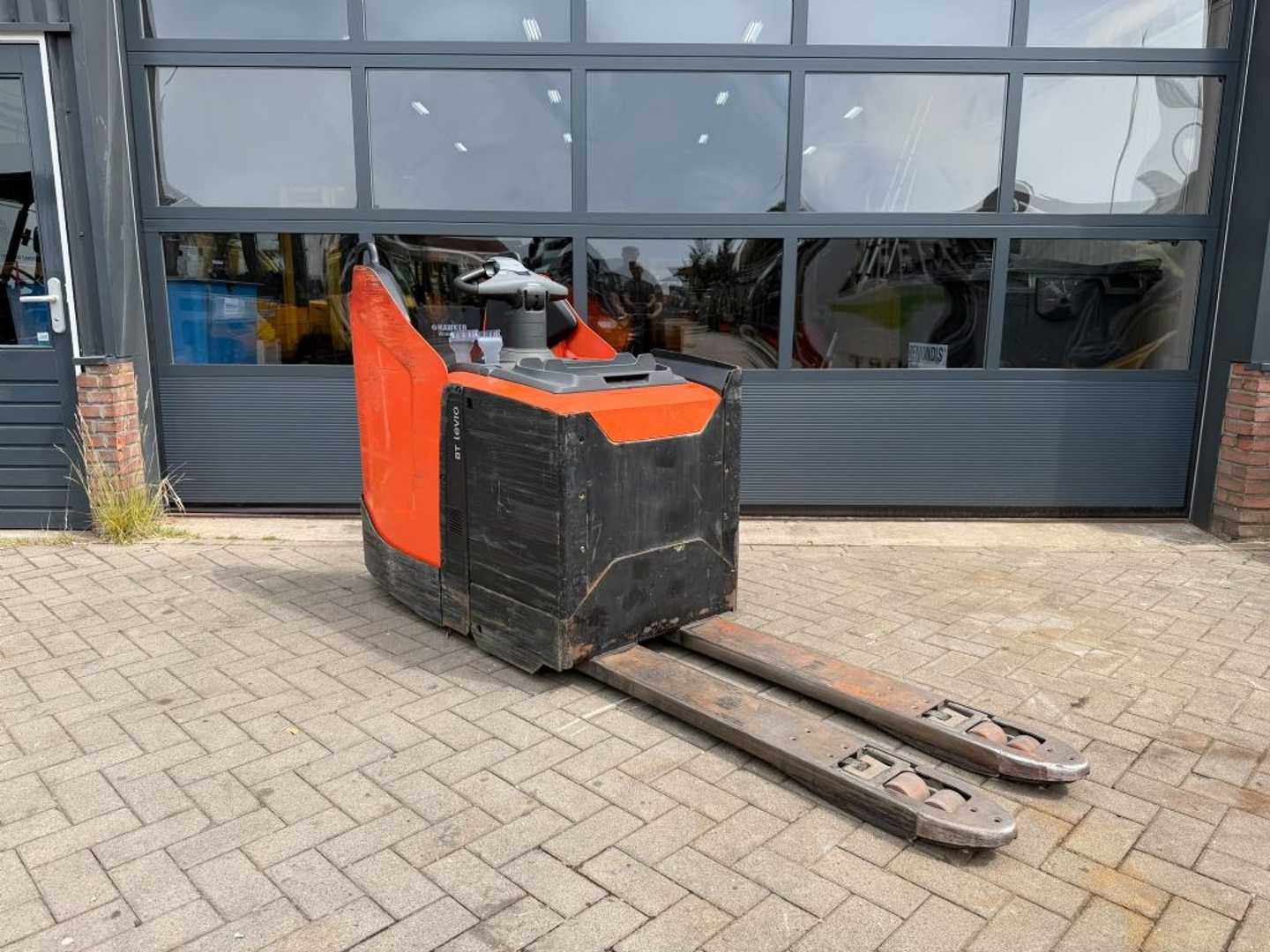Used Forklift Toyota LPE250 Balstdakšu krautņotāja vadītāja stāvplatforma (vai līdzbraucēja platforma) (Image 3)