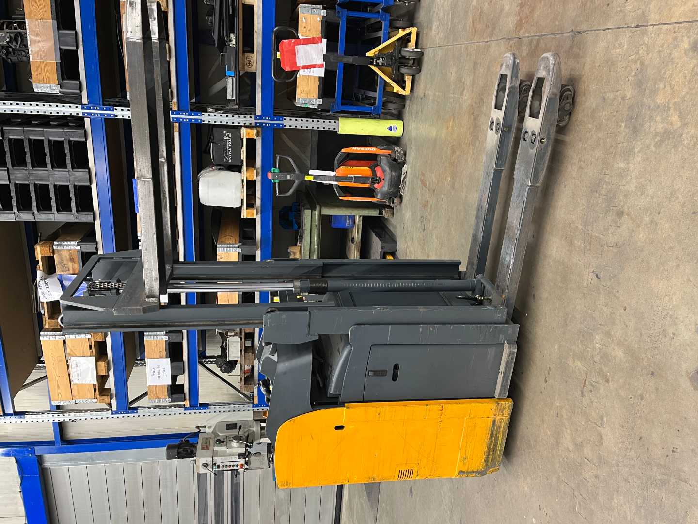 Used Forklift Jungheinrich ESD20 G119-166ZT Balstdakšu krautņotāja vadītāja sēdeklis (Image 8) Used Forklift Jungheinrich ESD20 G119-166ZT Balstdakšu krautņotāja vadītāja sēdeklis (Image 8)