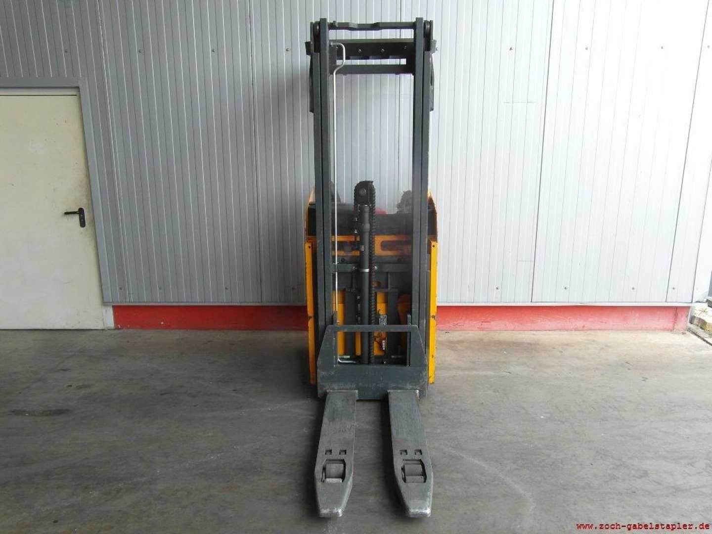 Used Forklift Jungheinrich ESC216-Z Balstdakšu krautņotāja vadītāja sēdeklis (Image 3) Used Forklift Jungheinrich ESC216-Z Balstdakšu krautņotāja vadītāja sēdeklis (Image 3)