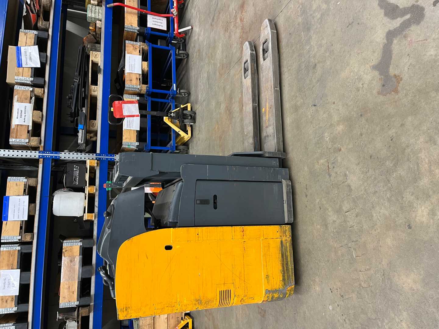 Used Forklift Jungheinrich ESD20 G119-166ZT Balstdakšu krautņotāja vadītāja sēdeklis (Image 11) Used Forklift Jungheinrich ESD20 G119-166ZT Balstdakšu krautņotāja vadītāja sēdeklis (Image 11)