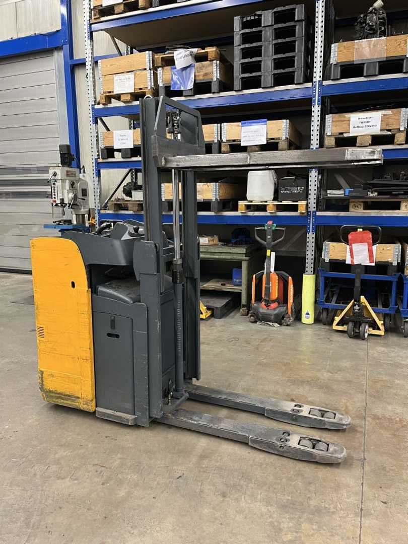 Used Forklift Jungheinrich ESD20 G119-166ZT Balstdakšu krautņotāja vadītāja sēdeklis (Image 2) Used Forklift Jungheinrich ESD20 G119-166ZT Balstdakšu krautņotāja vadītāja sēdeklis (Image 2)