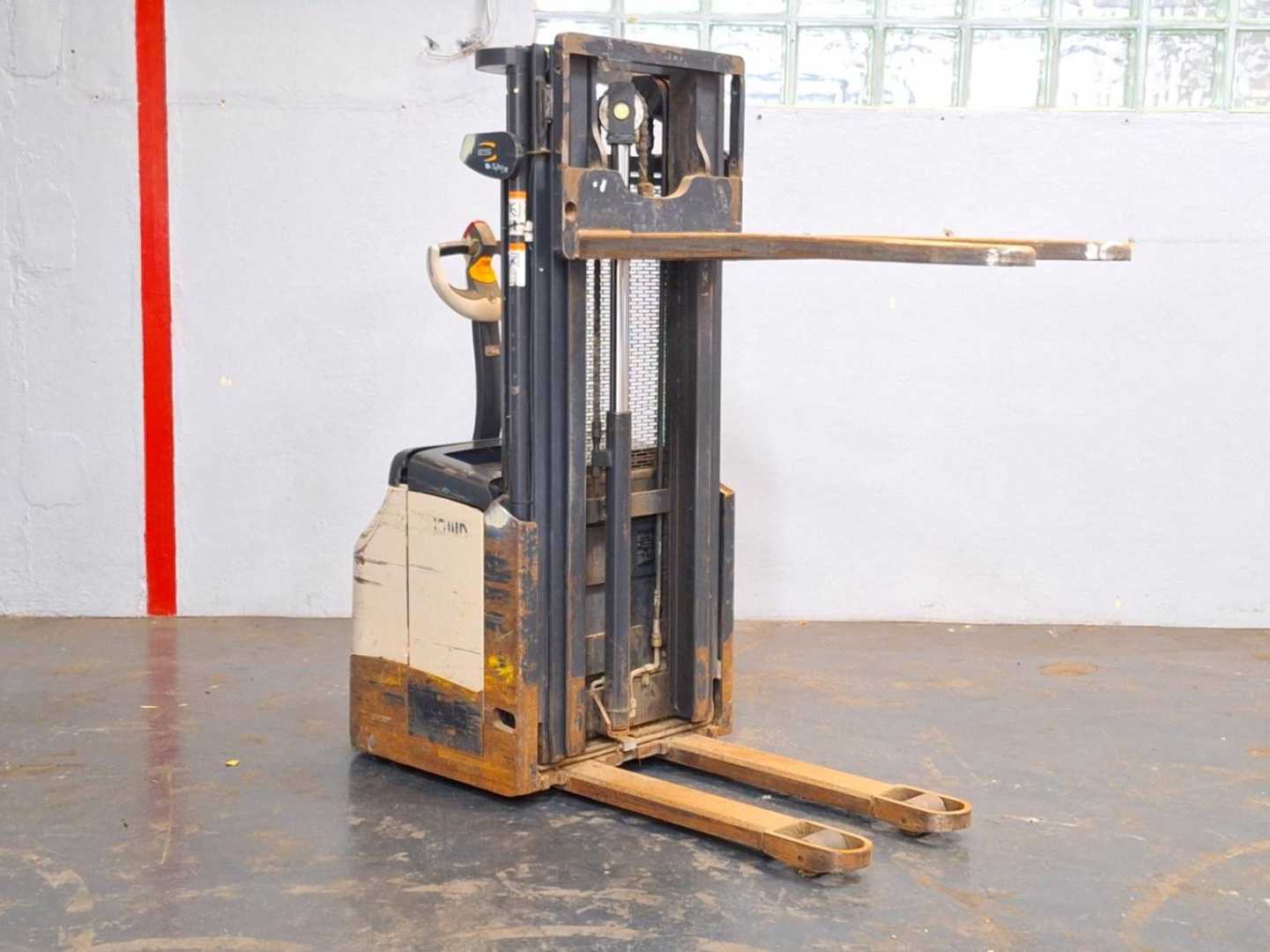Used Forklift Crown ES4000-1.2 Balstdakšu krautņotājs ar dīseli (Image 8) Used Forklift Crown ES4000-1.2 Balstdakšu krautņotājs ar dīseli (Image 8)
