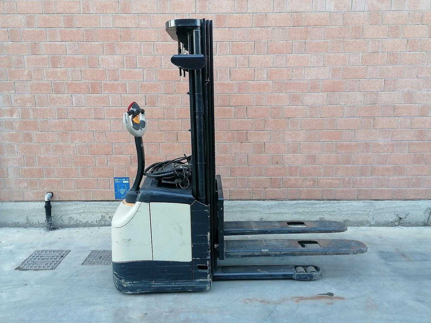 Used Forklift Crown ES 4000 1.6 TT Balstdakšu krautņotājs ar dīseli (Image 1)