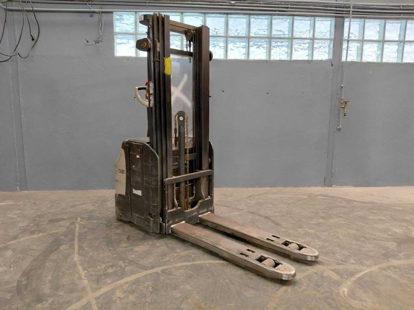 Used Forklift Crown ESI4000-12 Balstdakšu krautņotājs ar dīseli (Image 12) Used Forklift Crown ESI4000-12 Balstdakšu krautņotājs ar dīseli (Image 12)