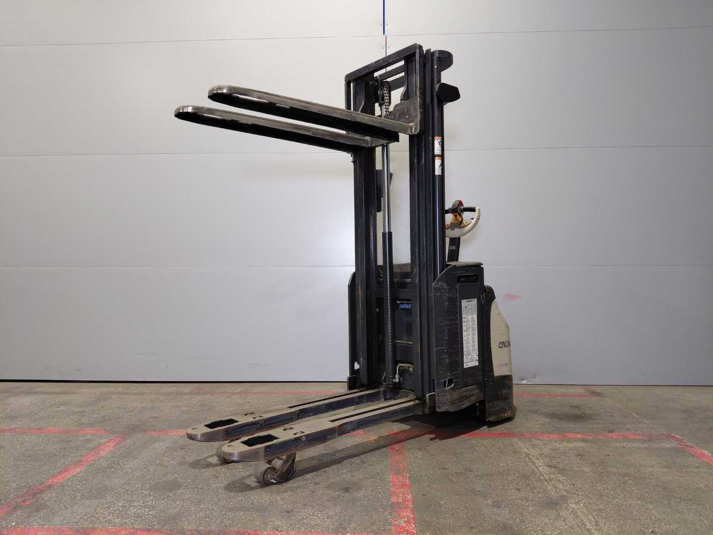 Used Forklift Crown ESI4000-14 Balstdakšu krautņotājs ar dīseli (Image 12)