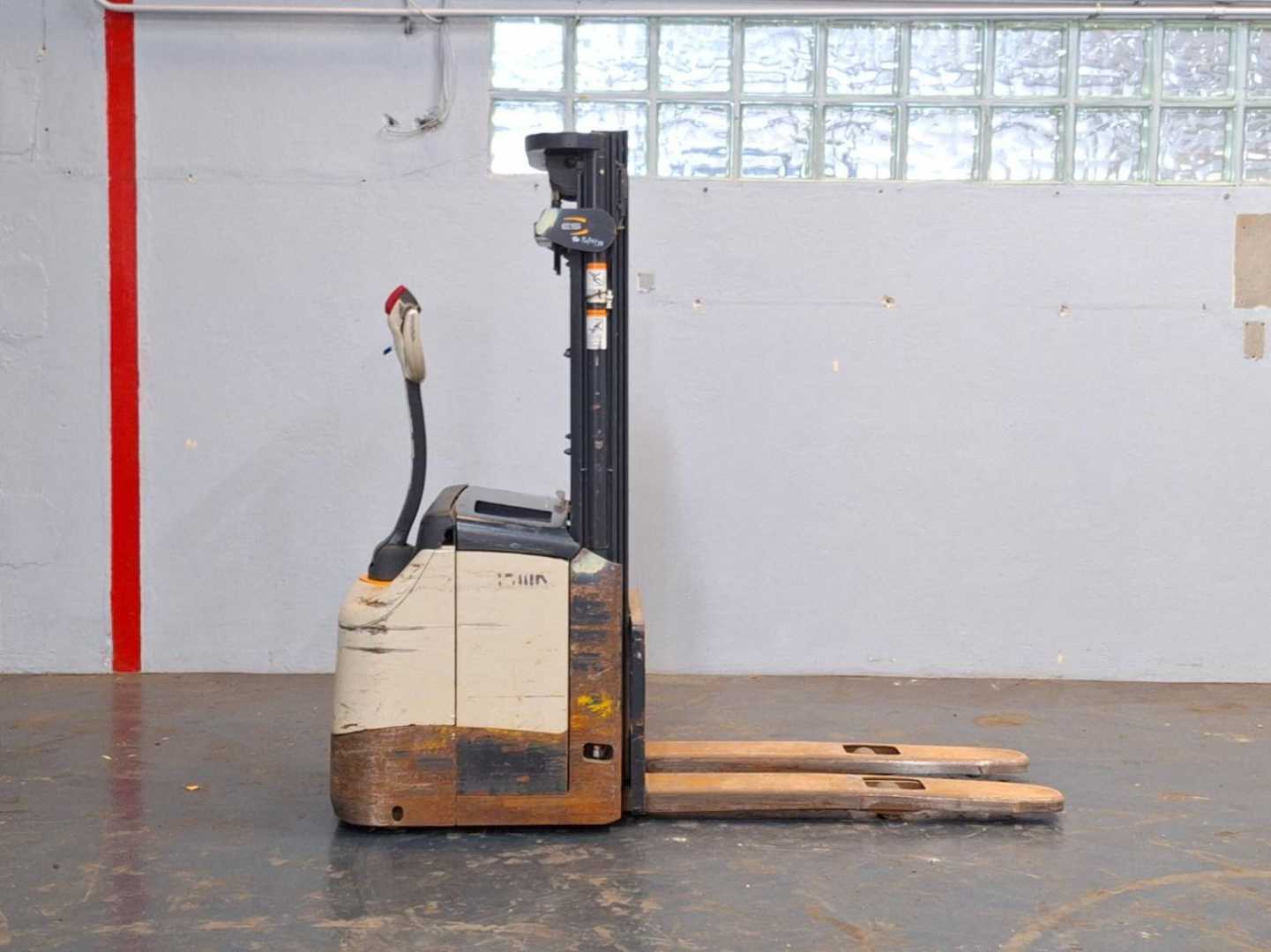 Used Forklift Crown ES4000-1.2 Balstdakšu krautņotājs ar dīseli (Image 18) Used Forklift Crown ES4000-1.2 Balstdakšu krautņotājs ar dīseli (Image 18)