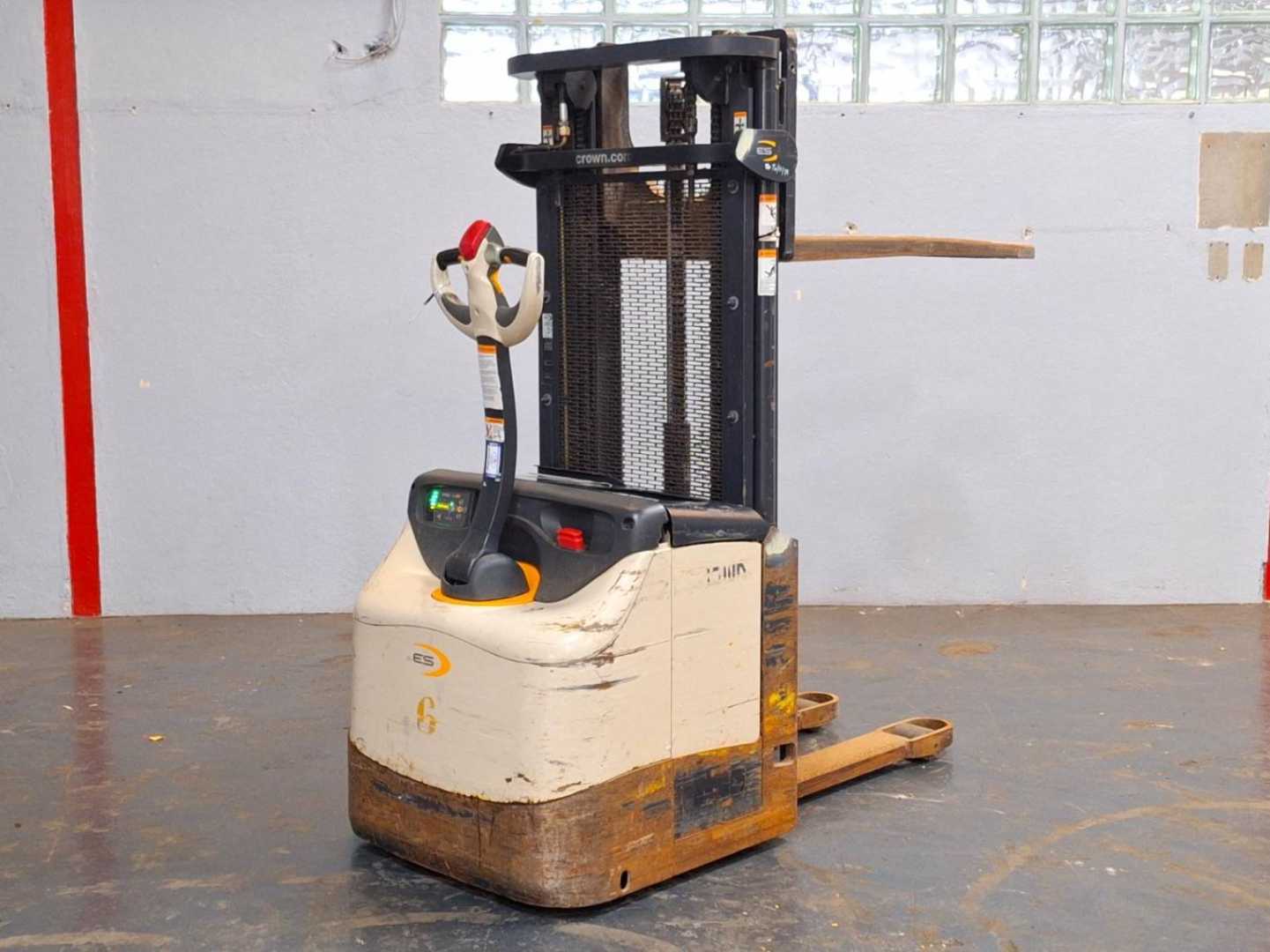 Used Forklift Crown ES4000-1.2 Balstdakšu krautņotājs ar dīseli (Image 13) Used Forklift Crown ES4000-1.2 Balstdakšu krautņotājs ar dīseli (Image 13)