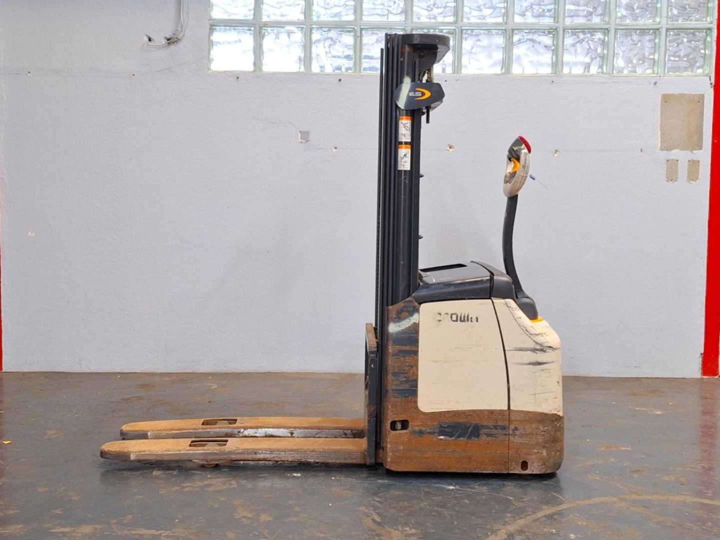 Used Forklift Crown ES4000-1.2 Balstdakšu krautņotājs ar dīseli (Image 9) Used Forklift Crown ES4000-1.2 Balstdakšu krautņotājs ar dīseli (Image 9)