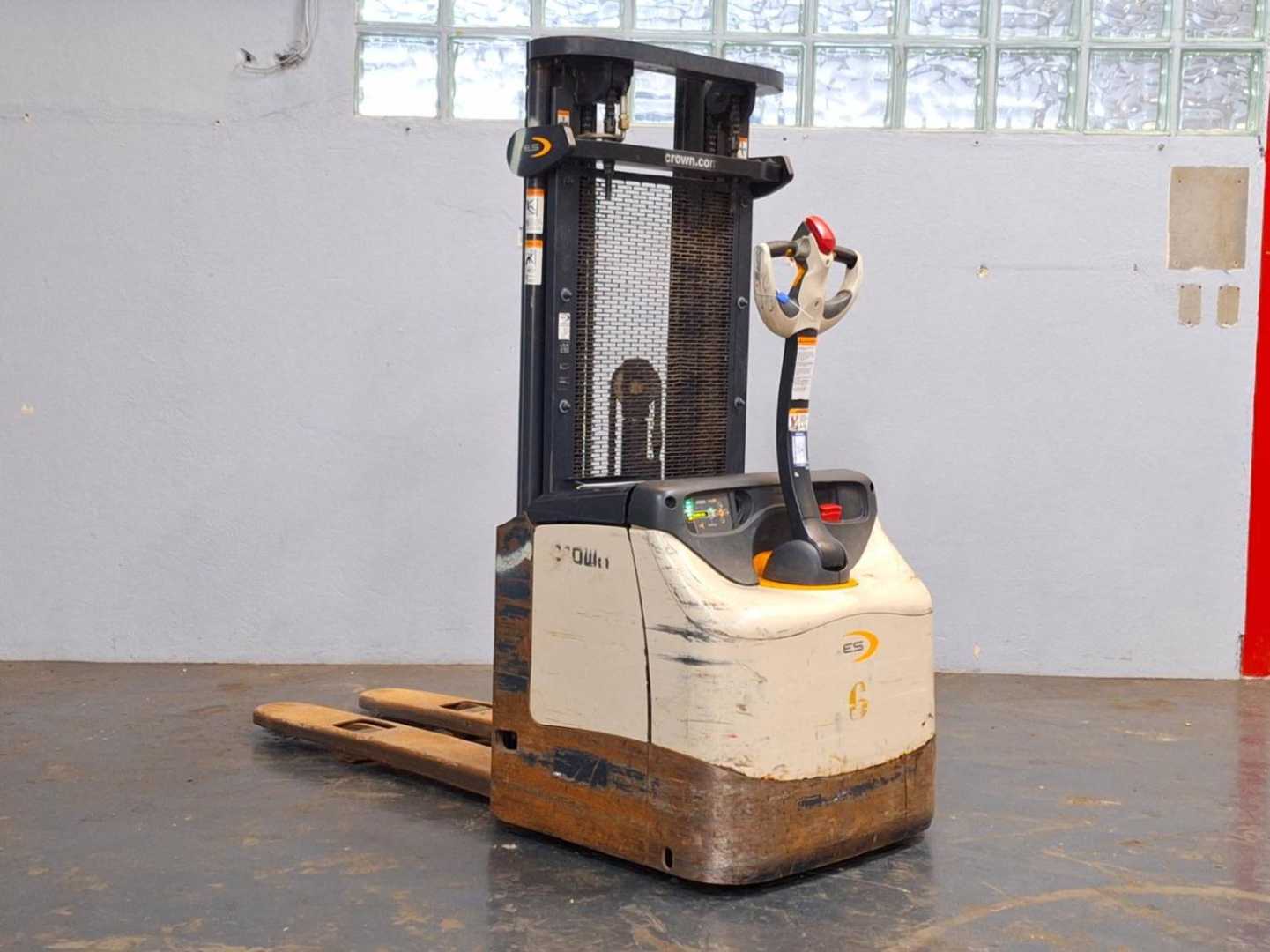 Used Forklift Crown ES4000-1.2 Balstdakšu krautņotājs ar dīseli (Image 16) Used Forklift Crown ES4000-1.2 Balstdakšu krautņotājs ar dīseli (Image 16)
