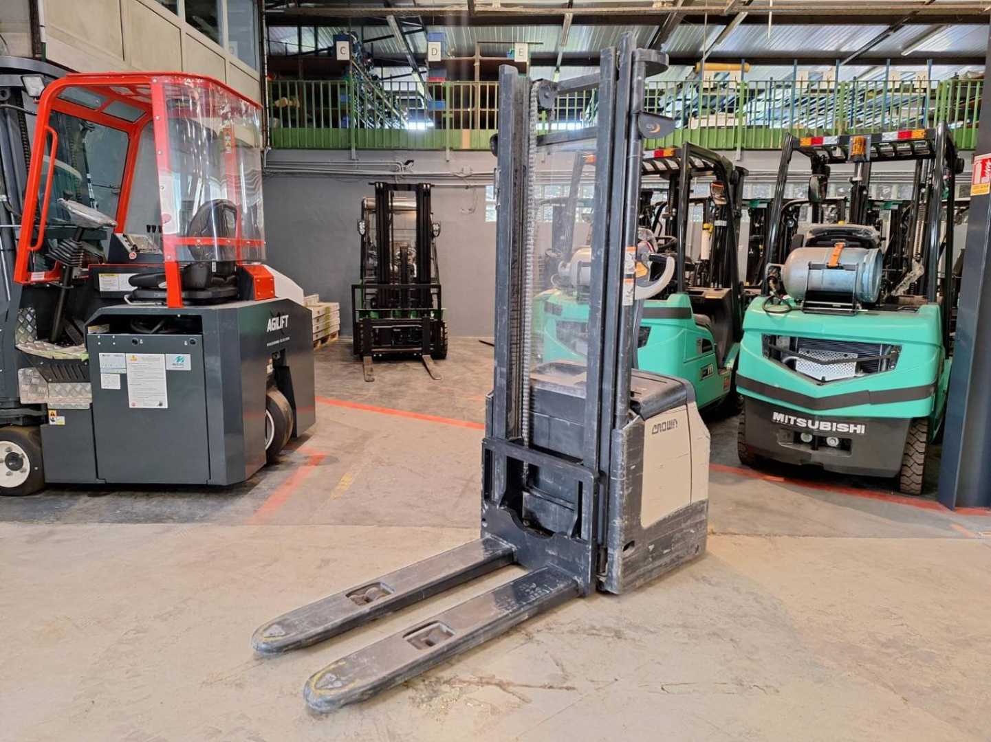 Used Forklift Crown ES4000-1.6 Balstdakšu krautņotājs ar dīseli (Image 18) Used Forklift Crown ES4000-1.6 Balstdakšu krautņotājs ar dīseli (Image 18)