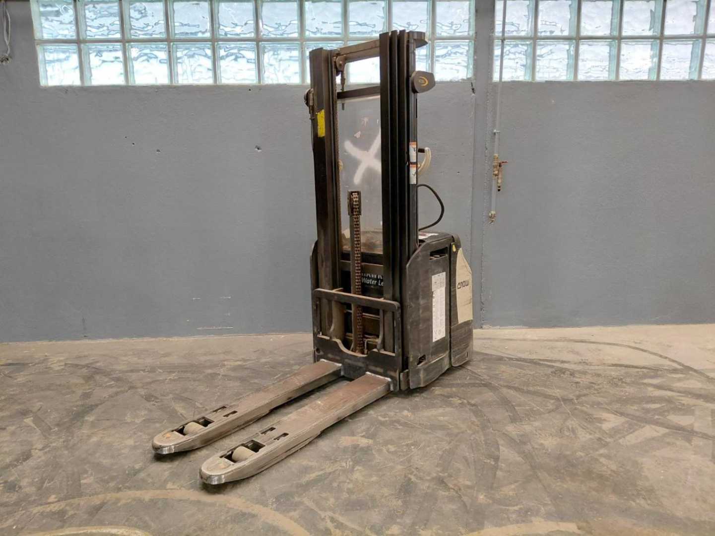 Used Forklift Crown ESI4000-12 Balstdakšu krautņotājs ar dīseli (Image 18) Used Forklift Crown ESI4000-12 Balstdakšu krautņotājs ar dīseli (Image 18)