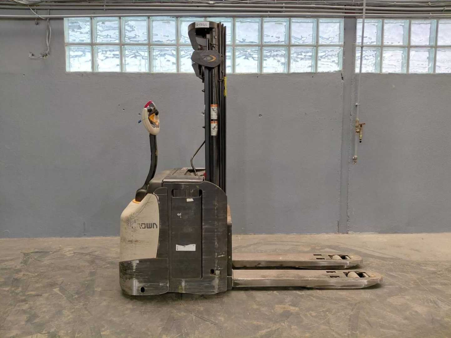 Used Forklift Crown ESI4000-12 Balstdakšu krautņotājs ar dīseli (Image 20) Used Forklift Crown ESI4000-12 Balstdakšu krautņotājs ar dīseli (Image 20)