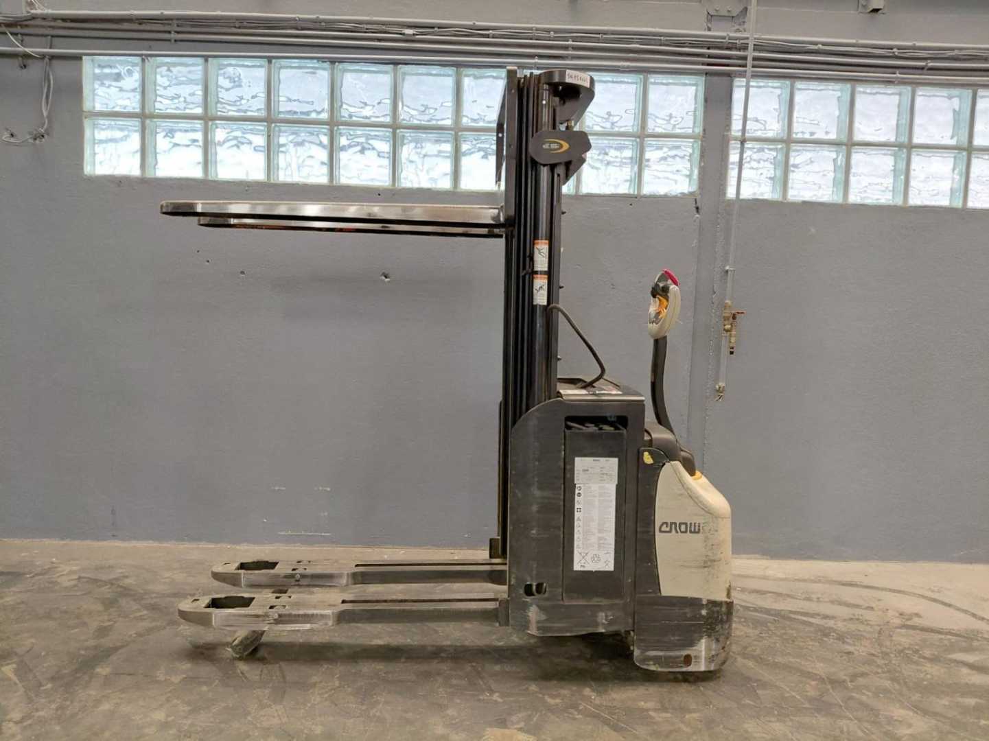 Used Forklift Crown ESI4000-12 Balstdakšu krautņotājs ar dīseli (Image 15) Used Forklift Crown ESI4000-12 Balstdakšu krautņotājs ar dīseli (Image 15)