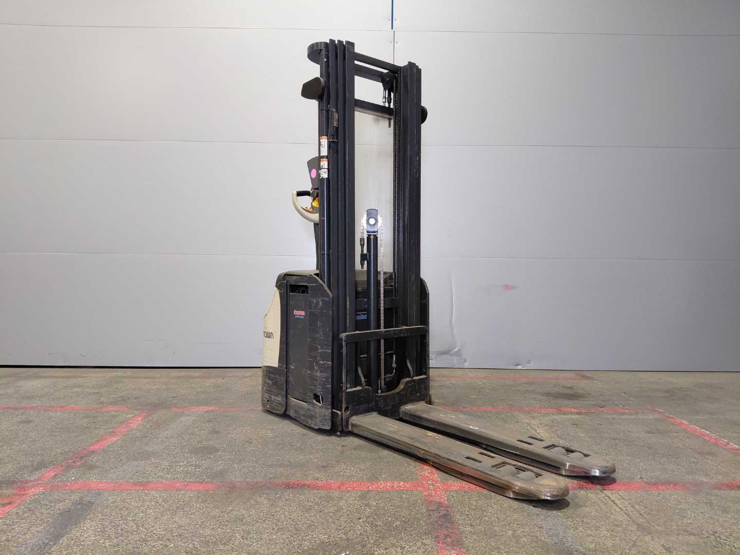 Used Forklift Crown ESI4000-14 Balstdakšu krautņotājs ar dīseli (Image 7)