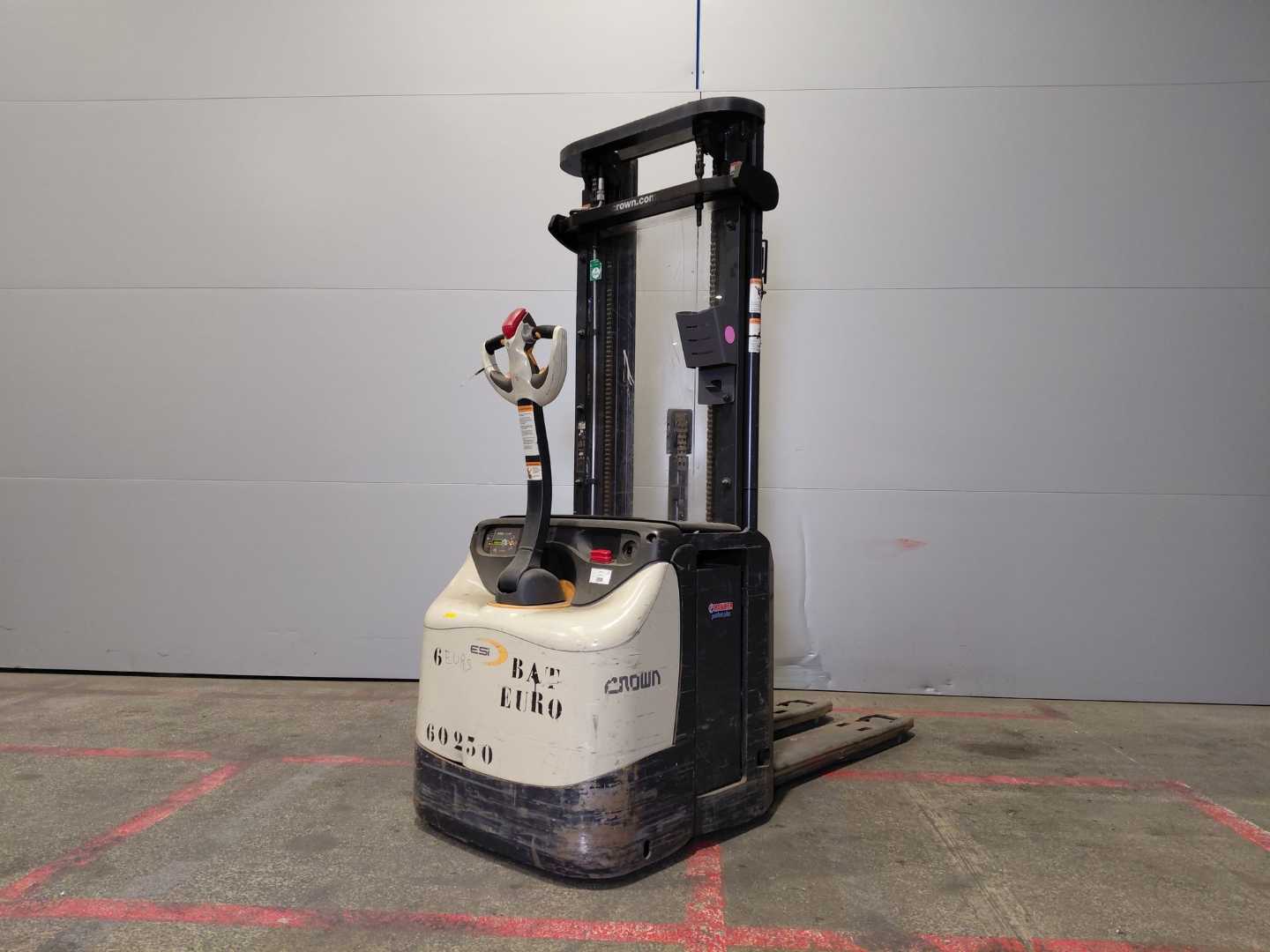 Used Forklift Crown ESI4000-14 Balstdakšu krautņotājs ar dīseli (Image 16)