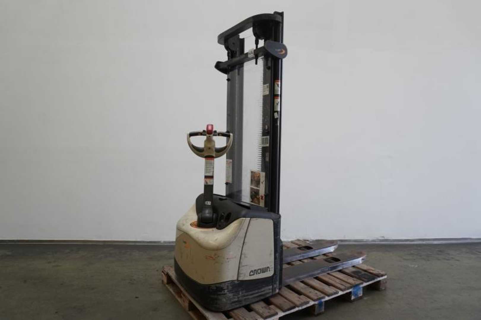 Used Forklift Crown WF 3000-1.2TL Balstdakšu krautņotājs ar dīseli (Image 1)