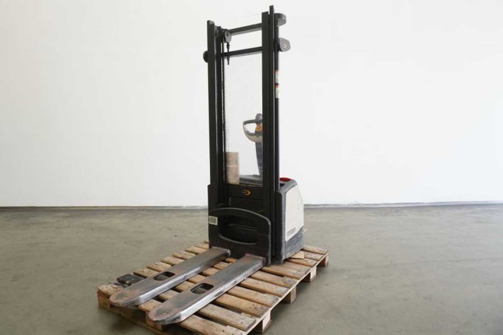 Used Forklift Crown WF 3000-1.2TL Balstdakšu krautņotājs ar dīseli (Image 2)