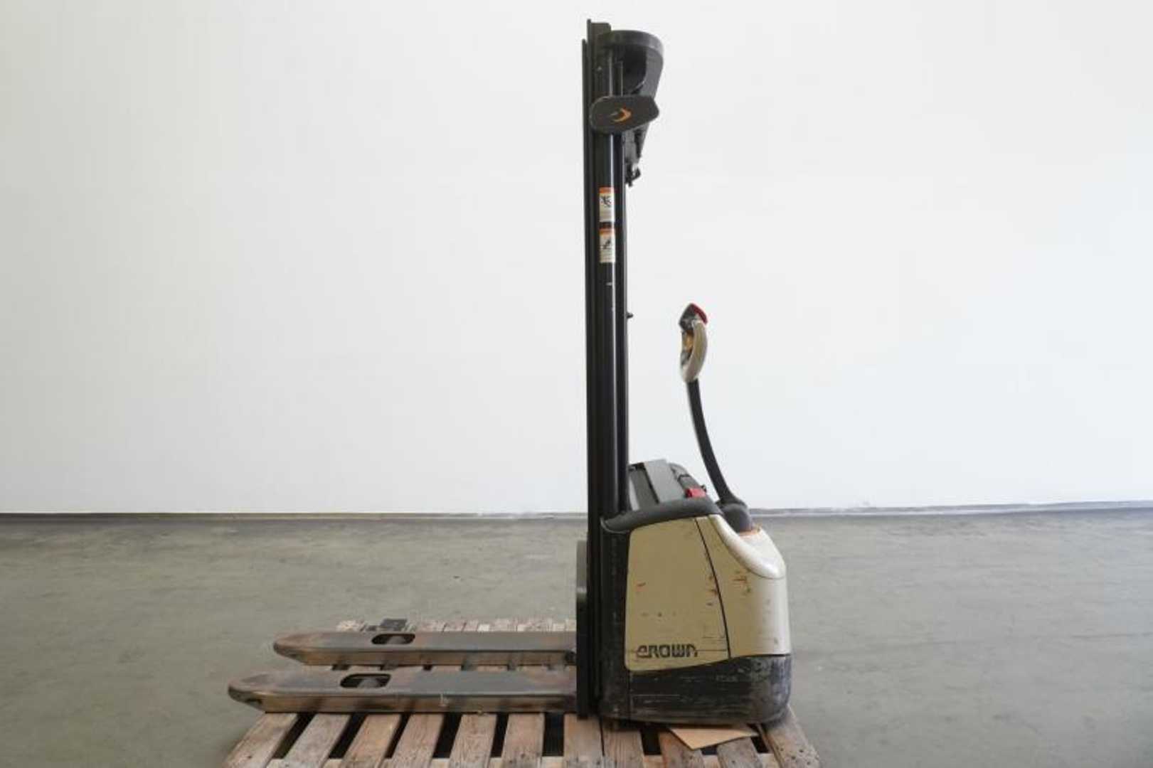 Used Forklift Crown WF 3000-1.2TL Balstdakšu krautņotājs ar dīseli (Image 3)