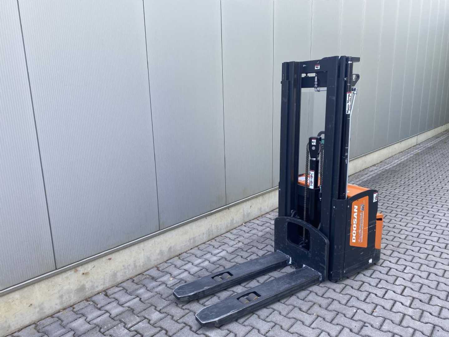 Used Forklift Doosan BSL14S-7 Balstdakšu krautņotājs ar dīseli (Image 3) Used Forklift Doosan BSL14S-7 Balstdakšu krautņotājs ar dīseli (Image 3)