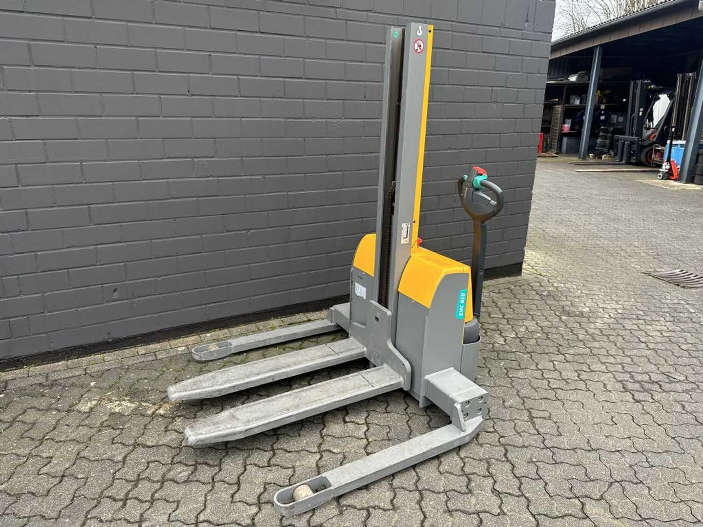 Used Forklift Jungheinrich EMC B10 Balstdakšu krautņotājs ar dīseli (Image 3) Used Forklift Jungheinrich EMC B10 Balstdakšu krautņotājs ar dīseli (Image 3)