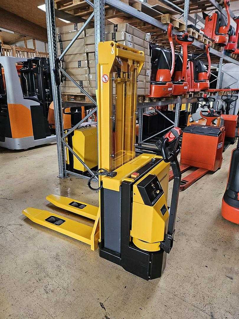 Used Forklift Jungheinrich EJC 12,5 Balstdakšu krautņotājs ar dīseli (Image 2) Used Forklift Jungheinrich EJC 12,5 Balstdakšu krautņotājs ar dīseli (Image 2)