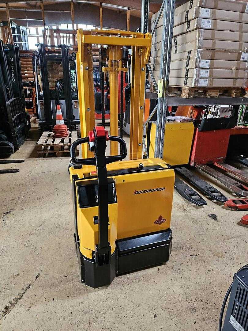 Used Forklift Jungheinrich EJC 12,5 Balstdakšu krautņotājs ar dīseli (Image 3) Used Forklift Jungheinrich EJC 12,5 Balstdakšu krautņotājs ar dīseli (Image 3)