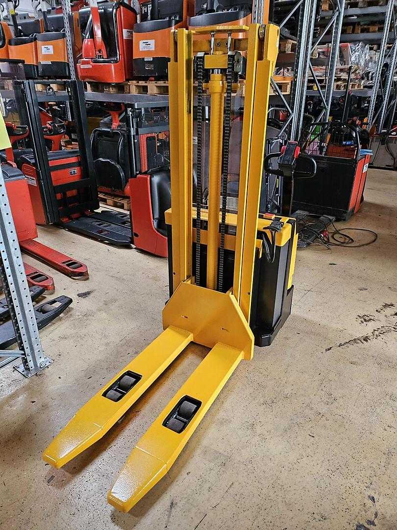 Used Forklift Jungheinrich EJC 12,5 Balstdakšu krautņotājs ar dīseli (Image 4) Used Forklift Jungheinrich EJC 12,5 Balstdakšu krautņotājs ar dīseli (Image 4)