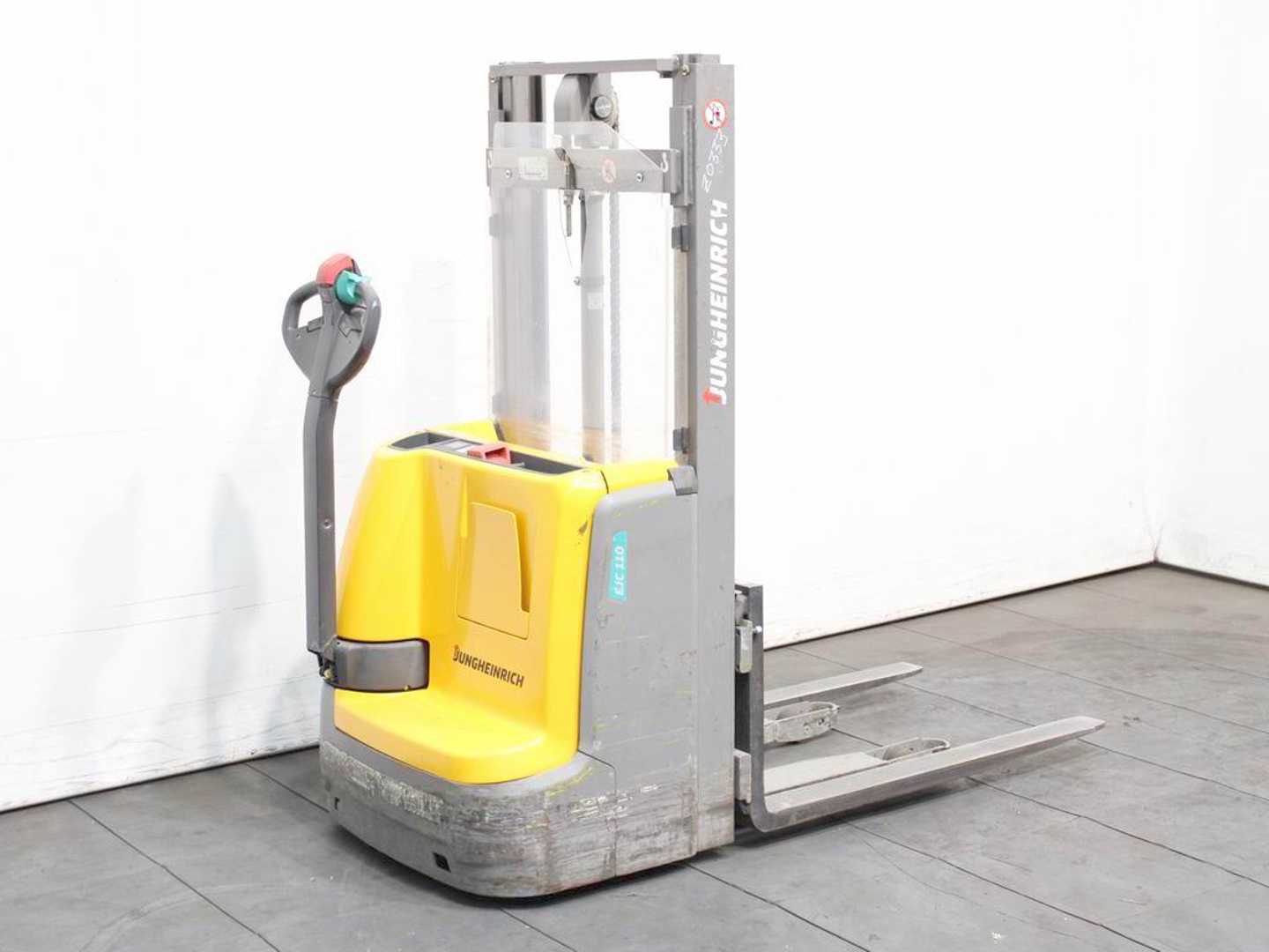 Used Forklift Jungheinrich EJC 110 250ZT Balstdakšu krautņotājs ar dīseli (Image 2) Used Forklift Jungheinrich EJC 110 250ZT Balstdakšu krautņotājs ar dīseli (Image 2)