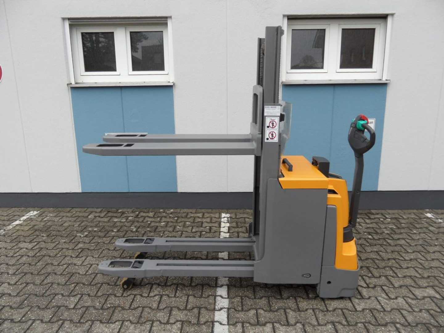 Used Forklift Jungheinrich EJD 220 - NEUE Batterie -Initialhub - Doppelstock Balstdakšu krautņotājs ar dīseli (Image 1)