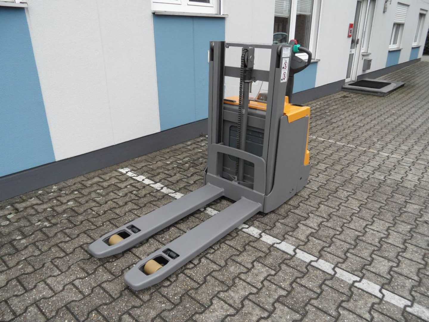 Used Forklift Jungheinrich EJD 220 - NEUE Batterie -Initialhub - Doppelstock Balstdakšu krautņotājs ar dīseli (Image 3)
