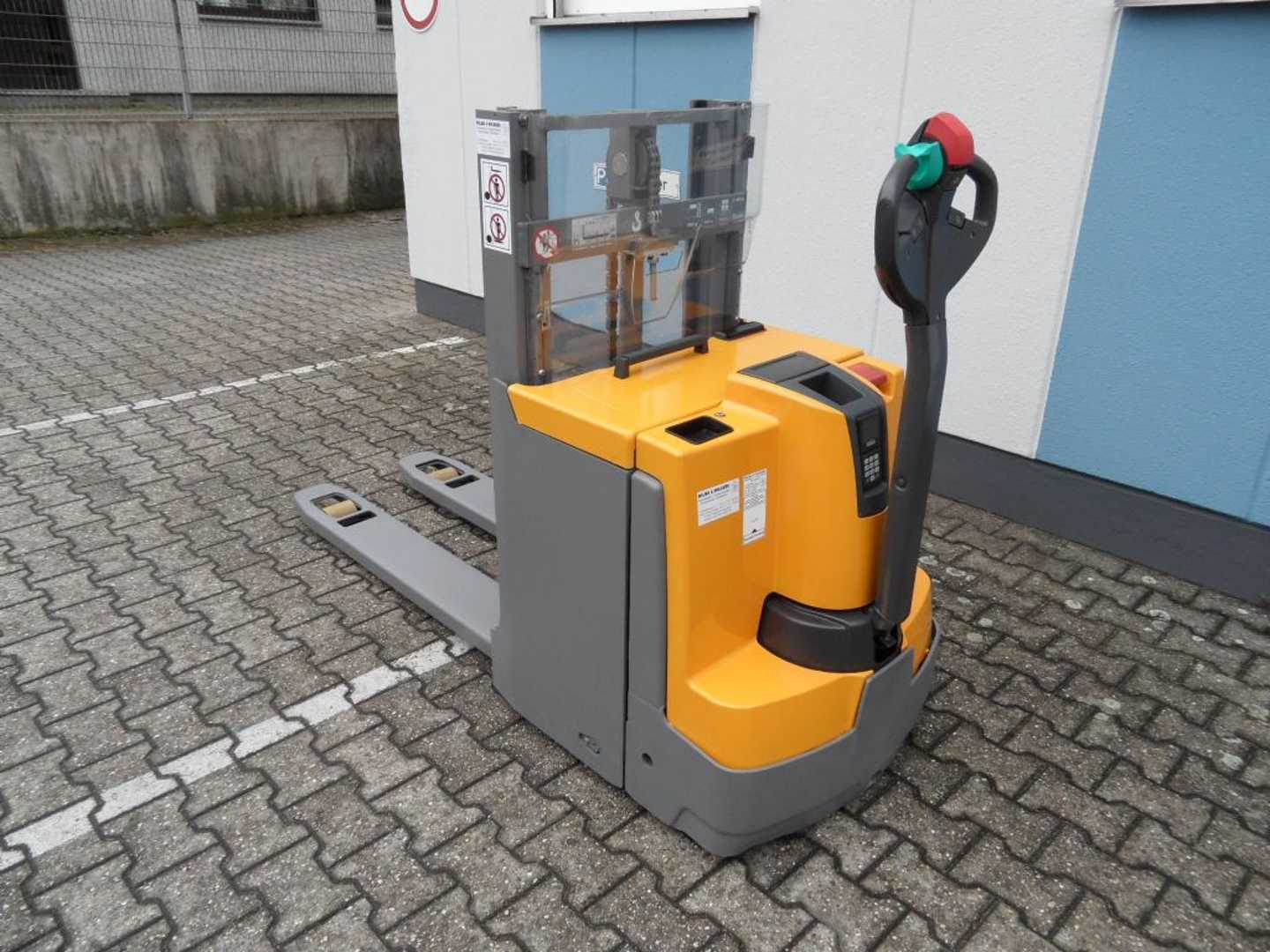 Used Forklift Jungheinrich EJD 220 - NEUE Batterie -Initialhub - Doppelstock Balstdakšu krautņotājs ar dīseli (Image 4)