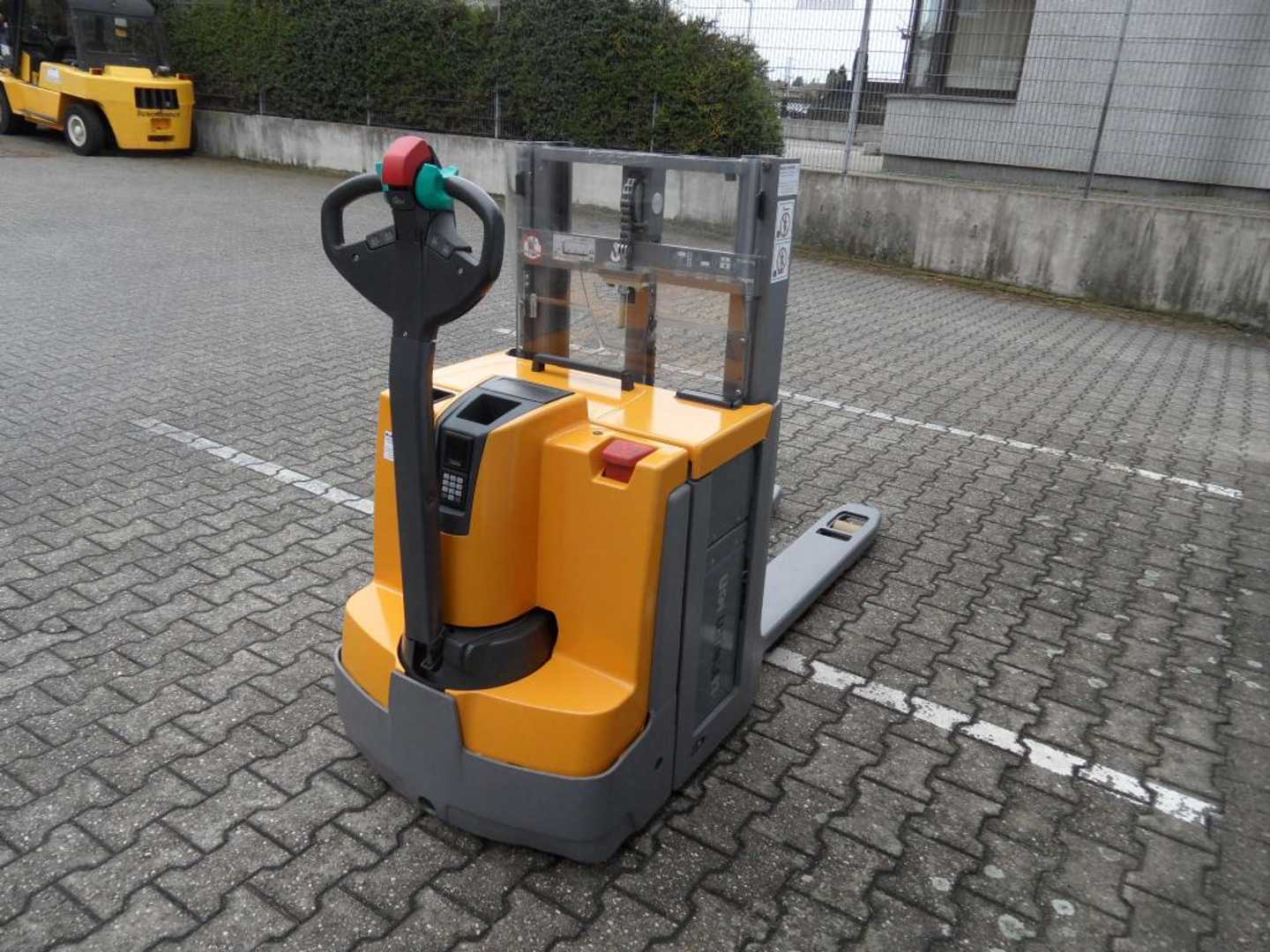 Used Forklift Jungheinrich EJD 220 - NEUE Batterie -Initialhub - Doppelstock Balstdakšu krautņotājs ar dīseli (Image 5)