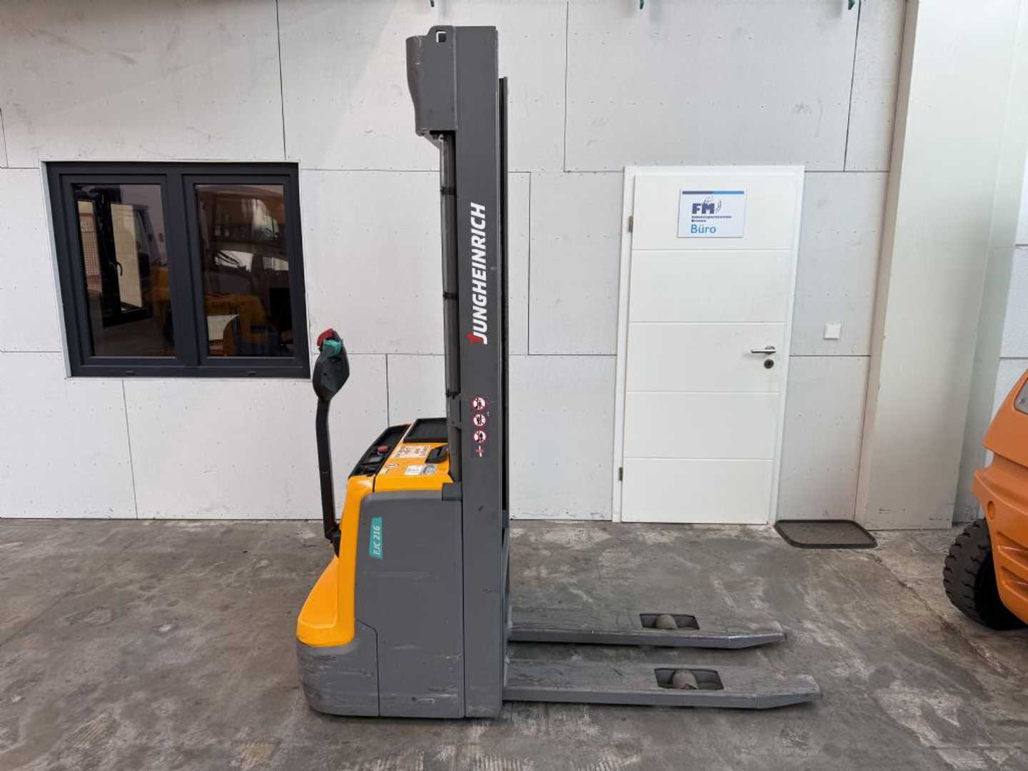 Used Forklift Jungheinrich EJC 216 / nur 353 Std. Balstdakšu krautņotājs ar dīseli (Image 2) Used Forklift Jungheinrich EJC 216 / nur 353 Std. Balstdakšu krautņotājs ar dīseli (Image 2)