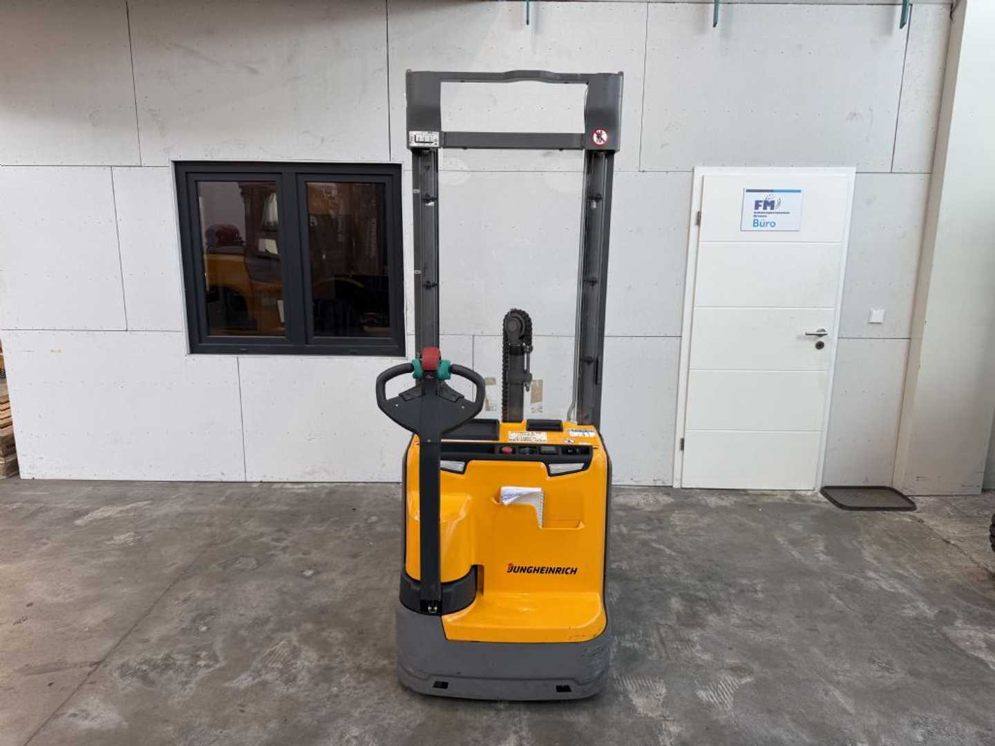Used Forklift Jungheinrich EJC 216 / nur 353 Std. Balstdakšu krautņotājs ar dīseli (Image 5) Used Forklift Jungheinrich EJC 216 / nur 353 Std. Balstdakšu krautņotājs ar dīseli (Image 5)