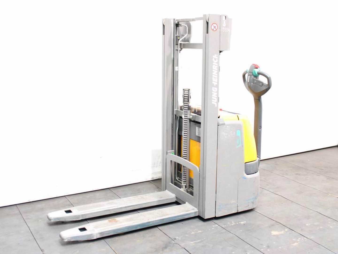 Used Forklift Jungheinrich EJC 110 G115-57-250ZZ Li-Ion Balstdakšu krautņotājs ar dīseli (Image 1) Used Forklift Jungheinrich EJC 110 G115-57-250ZZ Li-Ion Balstdakšu krautņotājs ar dīseli (Image 1)