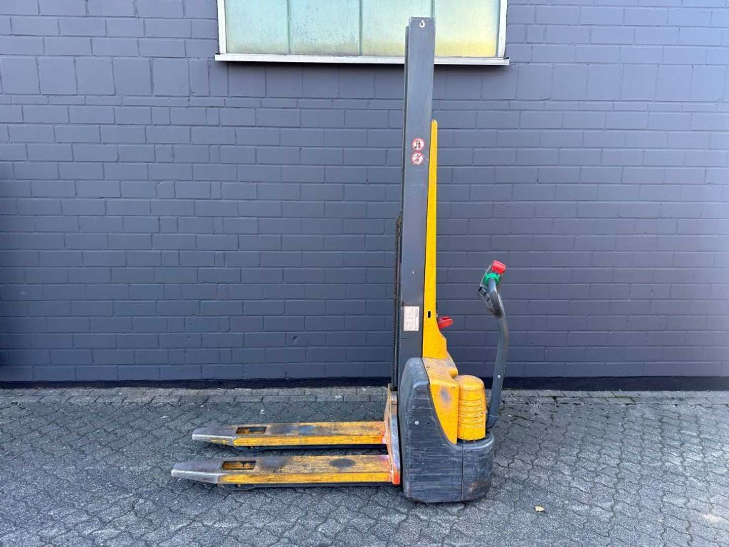 Used Forklift Jungheinrich EMC110 Balstdakšu krautņotājs ar dīseli (Image 1) Used Forklift Jungheinrich EMC110 Balstdakšu krautņotājs ar dīseli (Image 1)