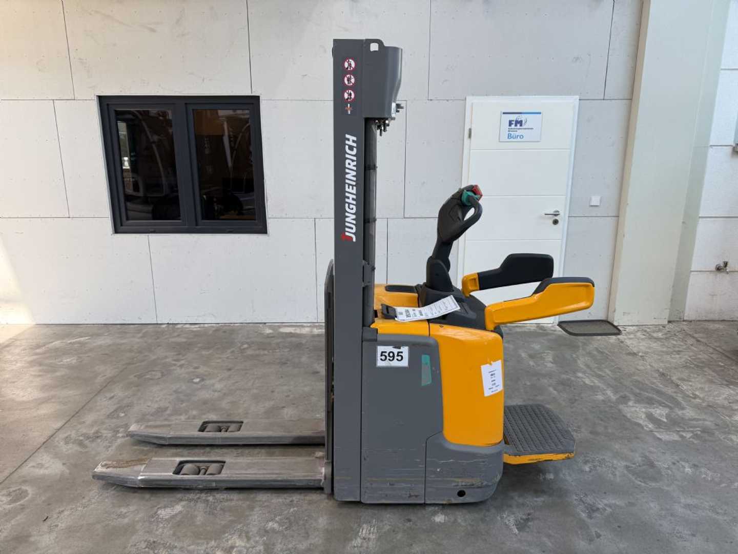 Used Forklift Jungheinrich ERC 214 / nur 1934 Std. Balstdakšu krautņotājs ar dīseli (Image 1) Used Forklift Jungheinrich ERC 214 / nur 1934 Std. Balstdakšu krautņotājs ar dīseli (Image 1)