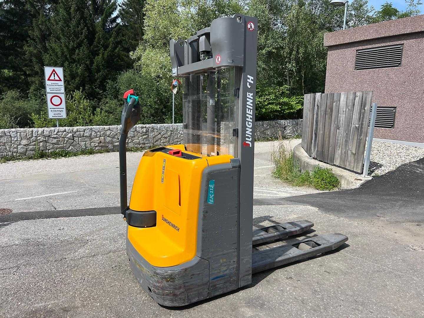 Used Forklift Jungheinrich EJC 112 - 250ZT Balstdakšu krautņotājs ar dīseli (Image 1) Used Forklift Jungheinrich EJC 112 - 250ZT Balstdakšu krautņotājs ar dīseli (Image 1)