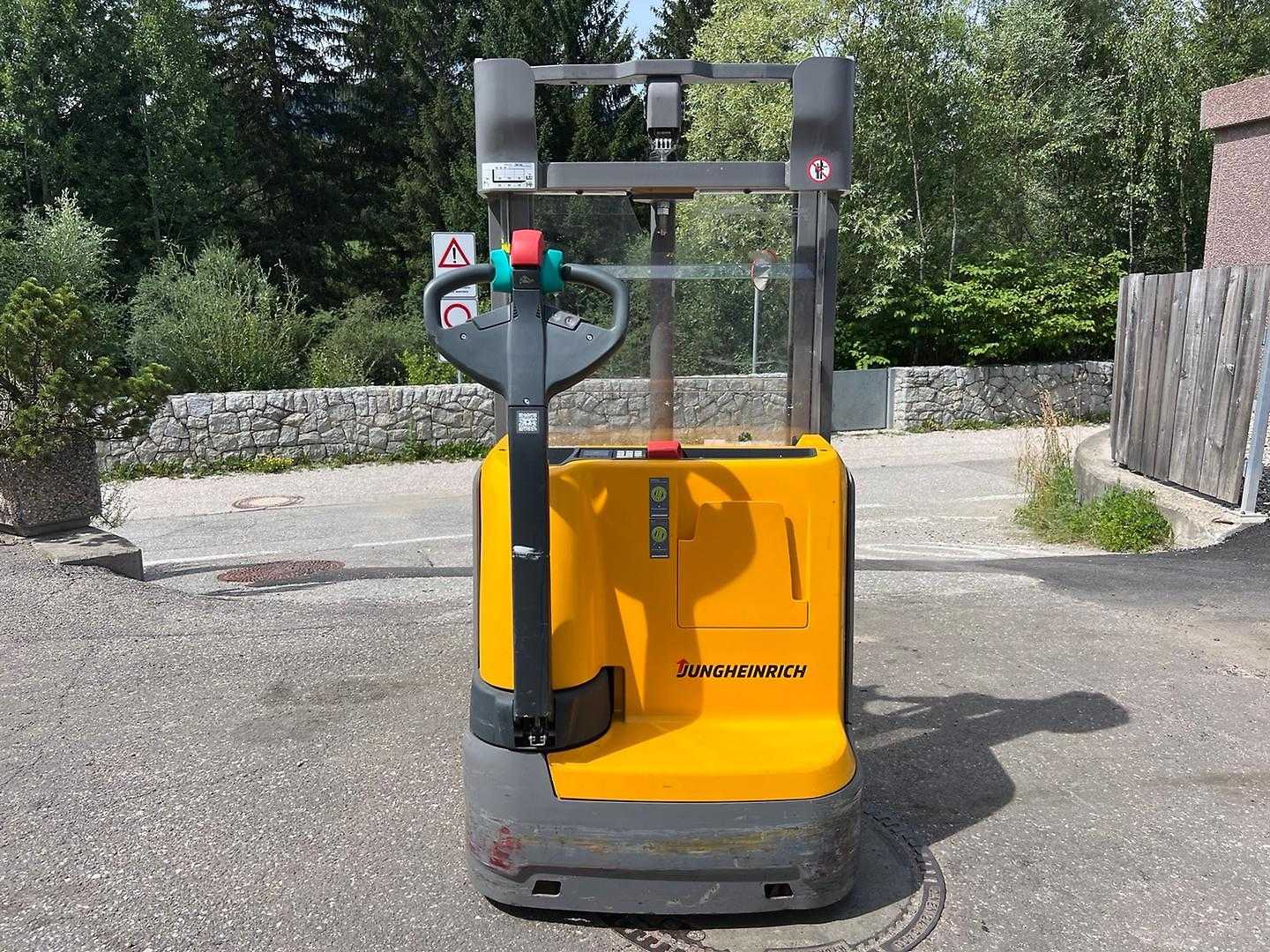 Used Forklift Jungheinrich EJC 112 - 250ZT Balstdakšu krautņotājs ar dīseli (Image 3) Used Forklift Jungheinrich EJC 112 - 250ZT Balstdakšu krautņotājs ar dīseli (Image 3)