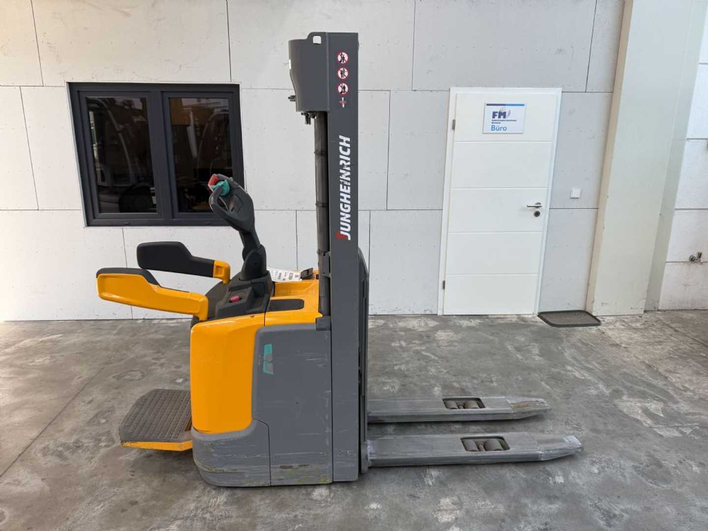 Used Forklift Jungheinrich ERC 214 / nur 1934 Std. Balstdakšu krautņotājs ar dīseli (Image 2) Used Forklift Jungheinrich ERC 214 / nur 1934 Std. Balstdakšu krautņotājs ar dīseli (Image 2)