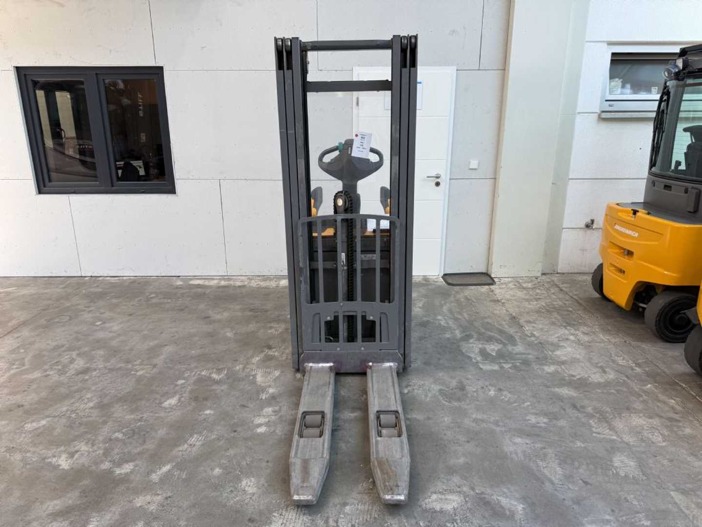 Used Forklift Jungheinrich ERC 214 / nur 1934 Std. Balstdakšu krautņotājs ar dīseli (Image 3) Used Forklift Jungheinrich ERC 214 / nur 1934 Std. Balstdakšu krautņotājs ar dīseli (Image 3)