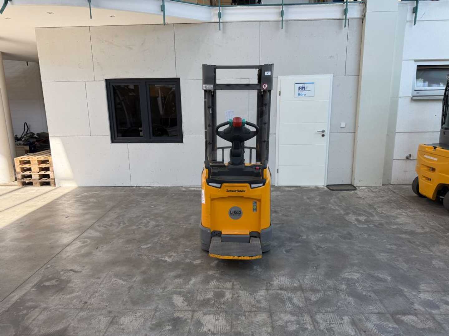 Used Forklift Jungheinrich ERC 214 / nur 1934 Std. Balstdakšu krautņotājs ar dīseli (Image 4) Used Forklift Jungheinrich ERC 214 / nur 1934 Std. Balstdakšu krautņotājs ar dīseli (Image 4)