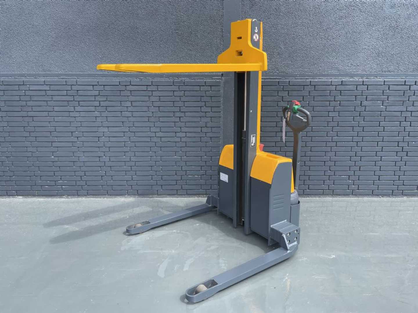 Used Forklift Jungheinrich EMC B 10 Baujahr 2012 HH 1,54M Breitspur Balstdakšu krautņotājs ar dīseli (Image 2) Used Forklift Jungheinrich EMC B 10 Baujahr 2012 HH 1,54M Breitspur Balstdakšu krautņotājs ar dīseli (Image 2)